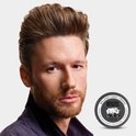 Man met bruin gestyled haar en Reuzel Extreme Hold Matte Pomade blik.