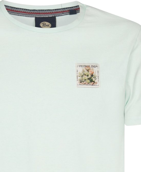 Mintgroen t-shirt met Petrol Industries logolabel op de borst en een botanische print met tekst.