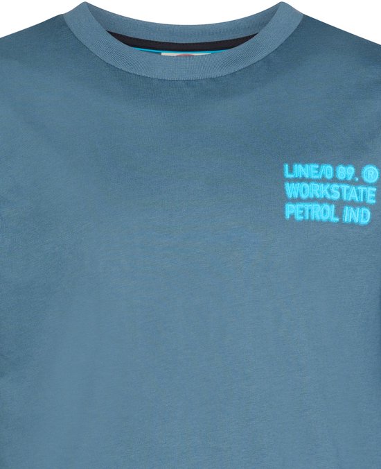 Blauw longsleeve T-shirt met ronde hals en neonblauwe tekstprint: LINE/0 89. WORKSTATE PETROL IND.