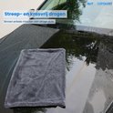 Grijze microvezeldoek op een natte autokap voor streeploos en krasvrij drogen binnen enkele minuten.