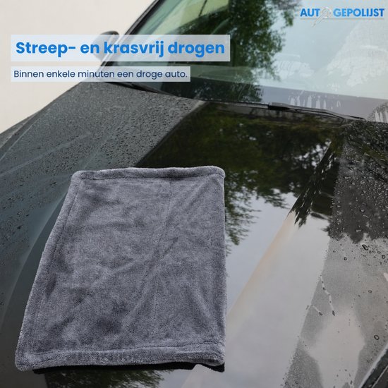 Grijze microvezeldoek op een natte autokap voor streeploos en krasvrij drogen binnen enkele minuten.
