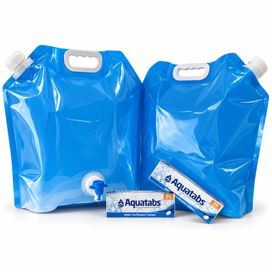 Twee blauwe opvouwbare 10L waterzakken met kraantje en twee doosjes met 50 Aquatabs waterzuiveringstabletten.