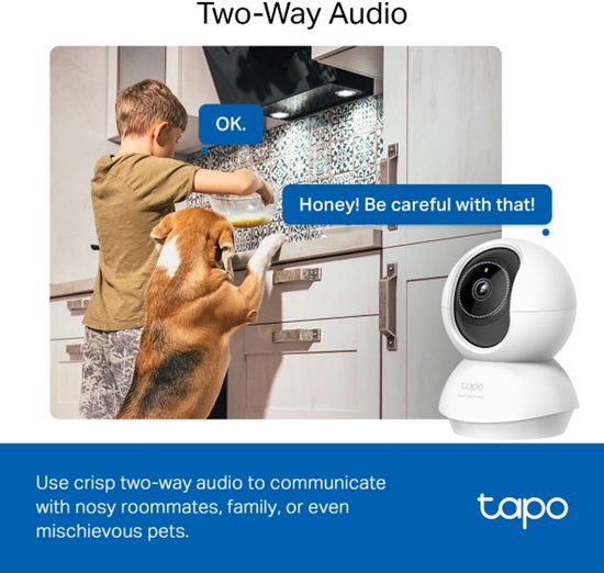 Een kind in een keuken met een hond, naast een witte Tapo-camera met tekstballonnen die tweeweg audio demonstreren.