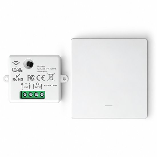 Witte draadloze smart switch met aansluitmodule en vier groene schroefaansluitingen voor stroom.