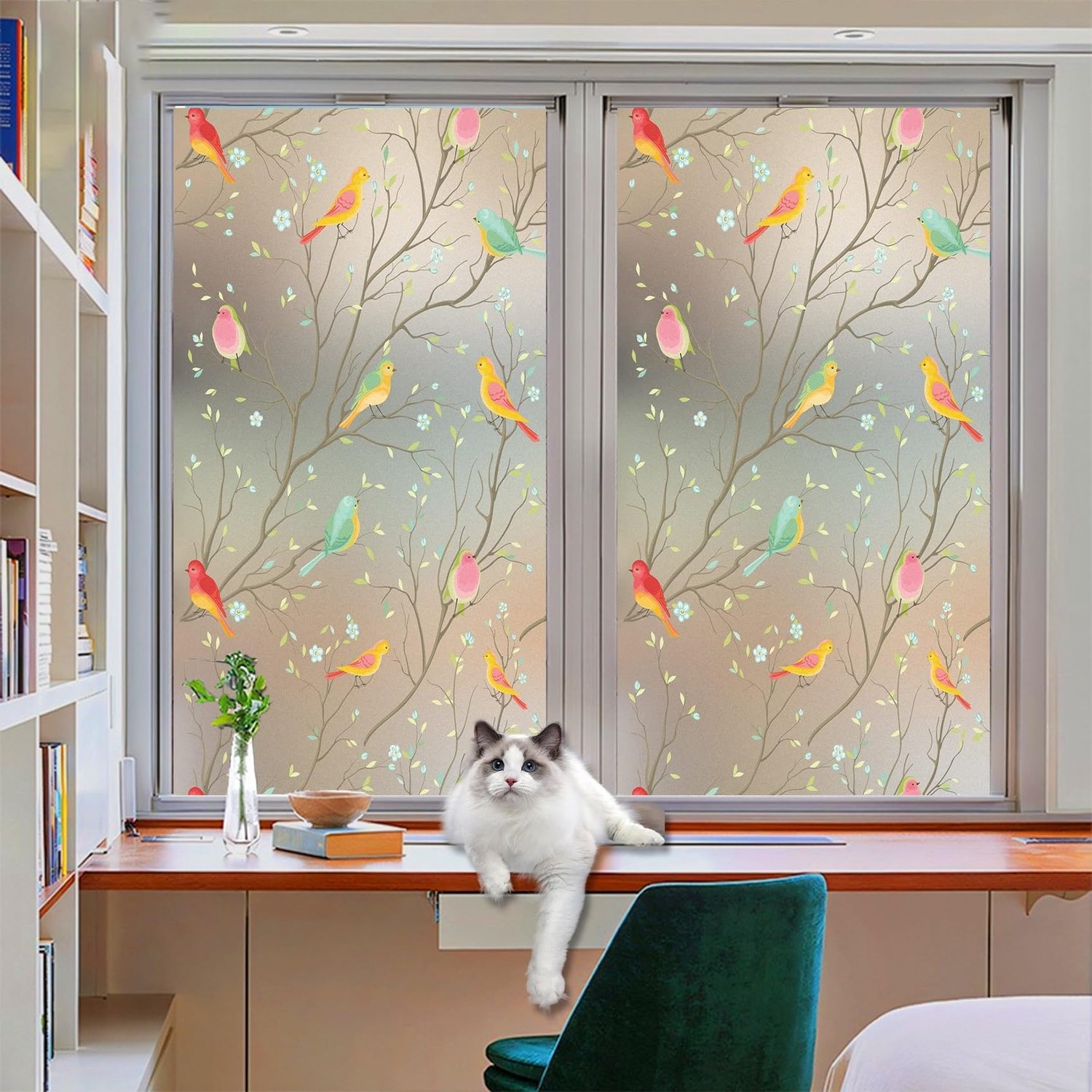 Famanu Zelfklevende isolatiefolie 90 x 150 cm, statische folie zonder lijm, transparant raamisolatie, inclusief schraper, ideaal voor slaapkamerdeuren, met bloemen en vogels als motief