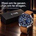 TYME Florence horloge met blauwe wijzerplaat en cognacbruine band naast een TYME cadeauverpakking.