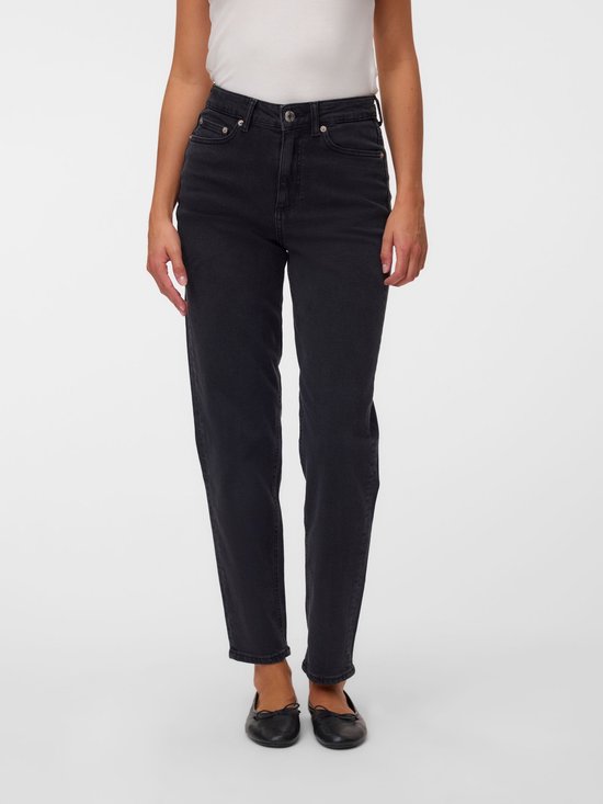 Detailopname van een zwarte mom-fit jeans met hoge taille, gedragen door een model.