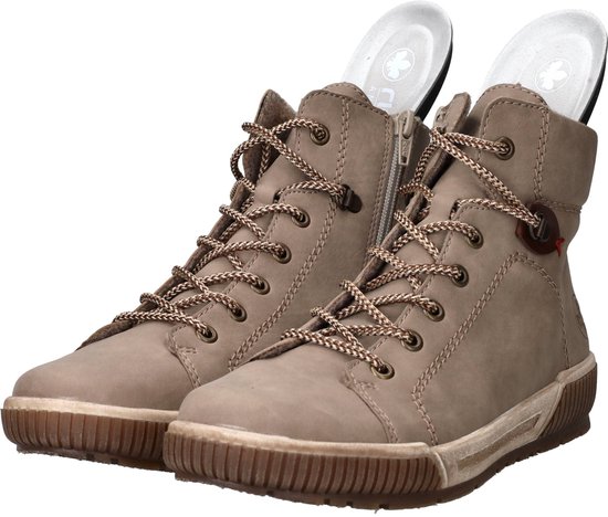 Beige Rieker veterboots met zijrits en zichtbare inlegzolen.