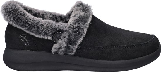 Zijaanzicht van een zwarte Skechers Slip-ins pantoffel met grijs imitatiebont.