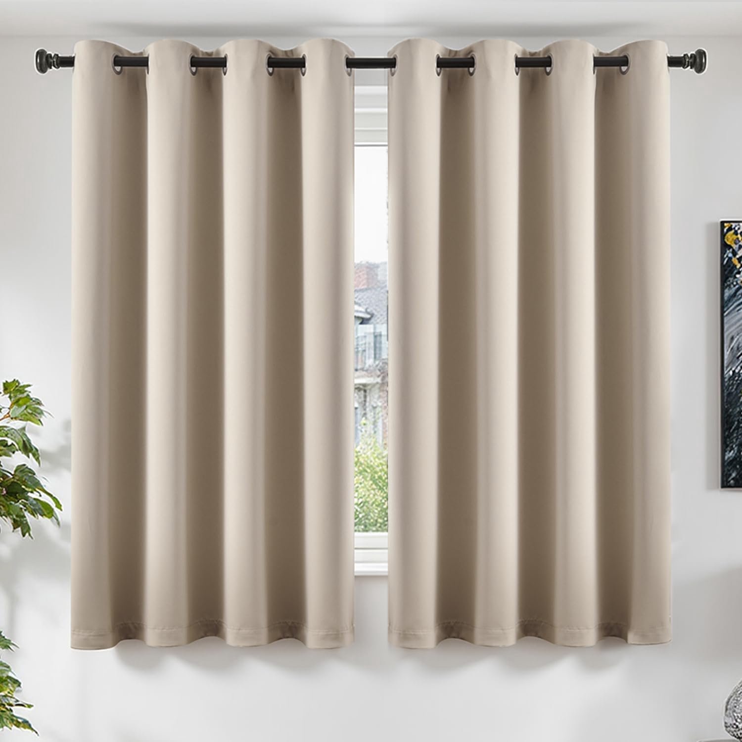 Famanu Ondoorzichtige gordijnen met ringen, set van 2 verduisteringsgordijnen voor woonkamer en slaapkamer, met afmetingen van 160 x 140 cm, beige, zorgt voor een warme uitstraling en biedt privacy