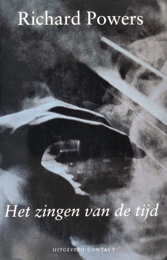 Boekomslag van 'Het zingen van de tijd' van Richard Powers, met een zware, sfeervolle zwart-witafbeelding van handen op een instrument.