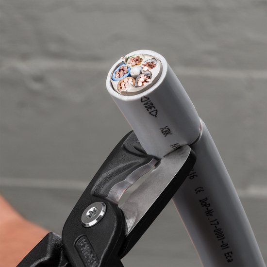Een grijze kabel met 5 gekleurde aders (blauw, bruin, grijs, geel/groen, zwart) die door een zwarte kabelschaar wordt doorgeknipt. Tekst op de kabel.