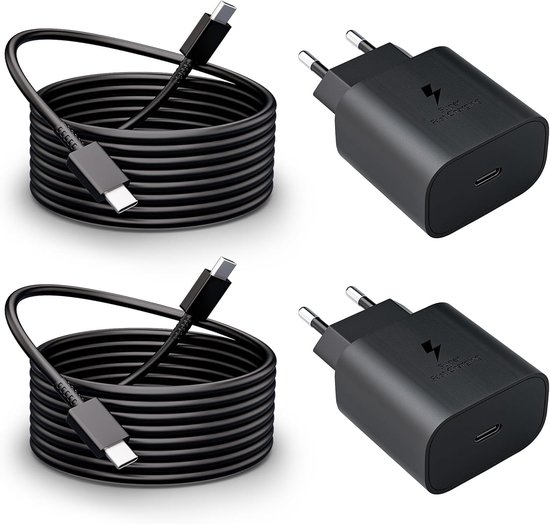 Twee zwarte USB-C opladers en twee zwarte, opgerolde USB-C kabels.