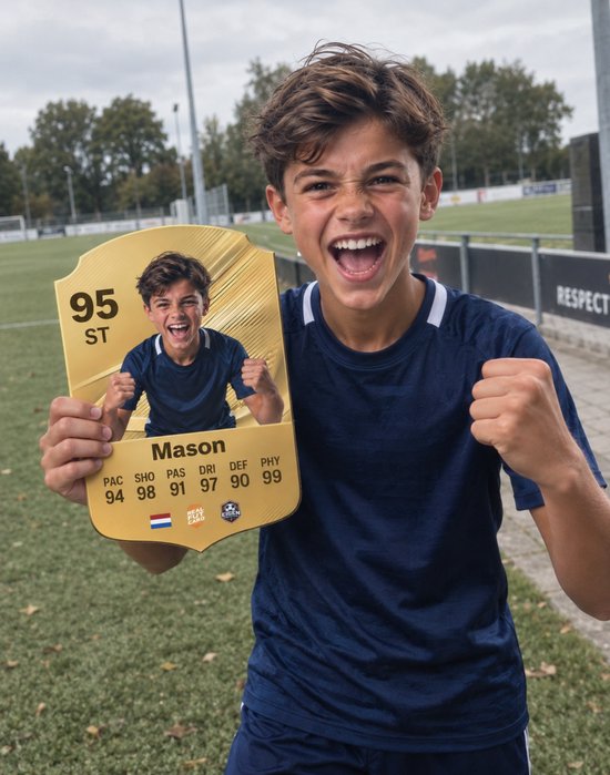 Jongen met voetbalshirt houdt gouden kaart met zijn foto vast. 95 ST.