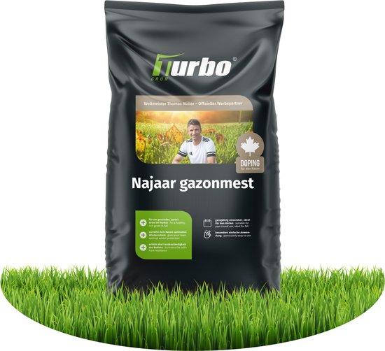 Zwarte zak turbogrün gazonmest met "Najaar gazonmest" opschrift. Afbeelding van Thomas Müller en een herfsttuin.