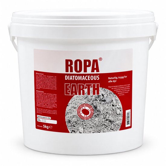 Witte emmer met ROPA EARTH label, met daarin grijze korrels diatomeeënaarde.