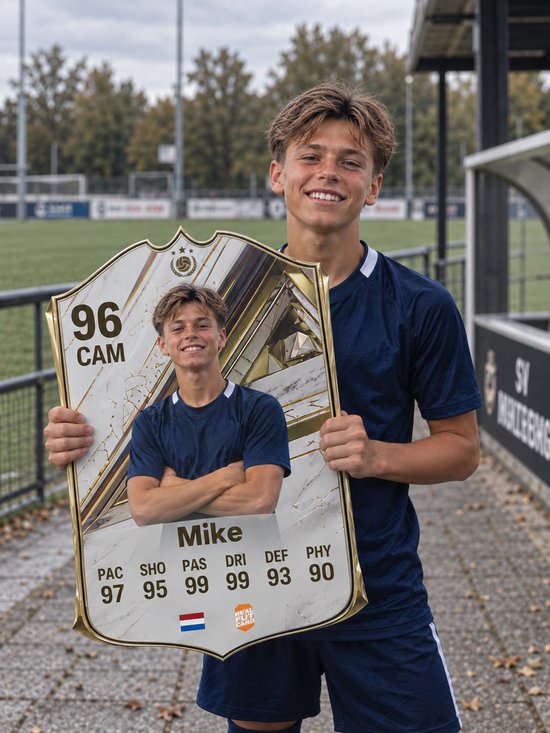 Jonge man met donkerblauw shirt wijst naar gepersonaliseerde voetbal FUT kaart, 96 CAM, Nederlandse vlag, op sportveld.