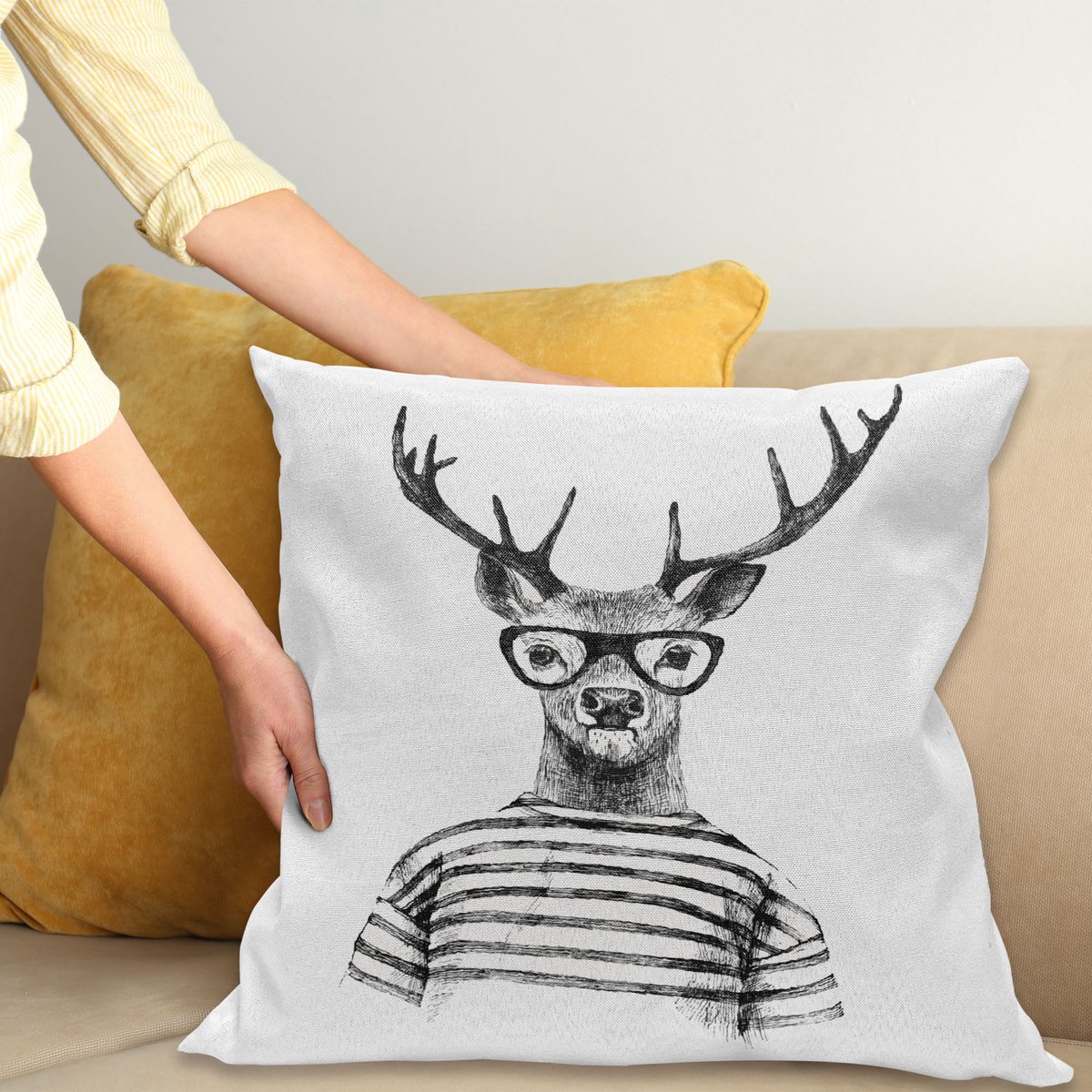 ABAKUHAUS Hert Sierkussenhoes, Dressed up Reindeer Headed Human Hipster Stijl met Glasses Stripped Shirt, Decoratieve Vierkante Sierkussenhoes, 65 x 65 cm, Houtskool Grijs