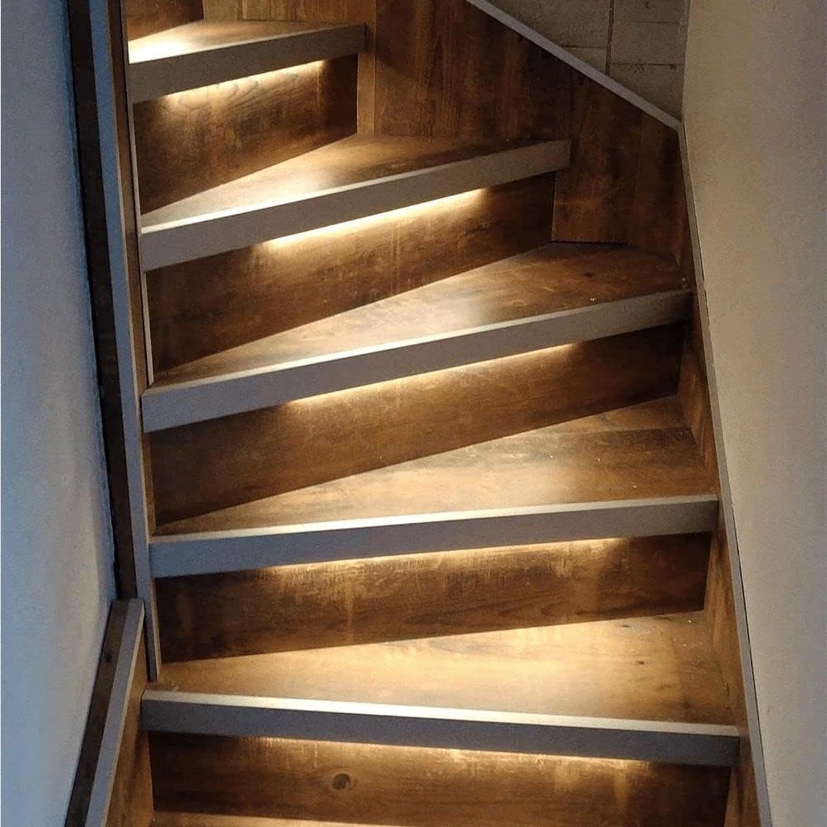 Trapverlichting met bewegingssensoren | 50cm | Warm wit licht 2700K | Complete set voor 16 traptreden | Geen bediening