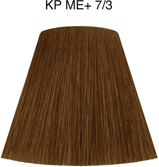 Wella Koleston Perfect Me+ 7/3 haarkleur. Een kleurstaal van gemodelleerd haar in de kleur middellichtblond goud.