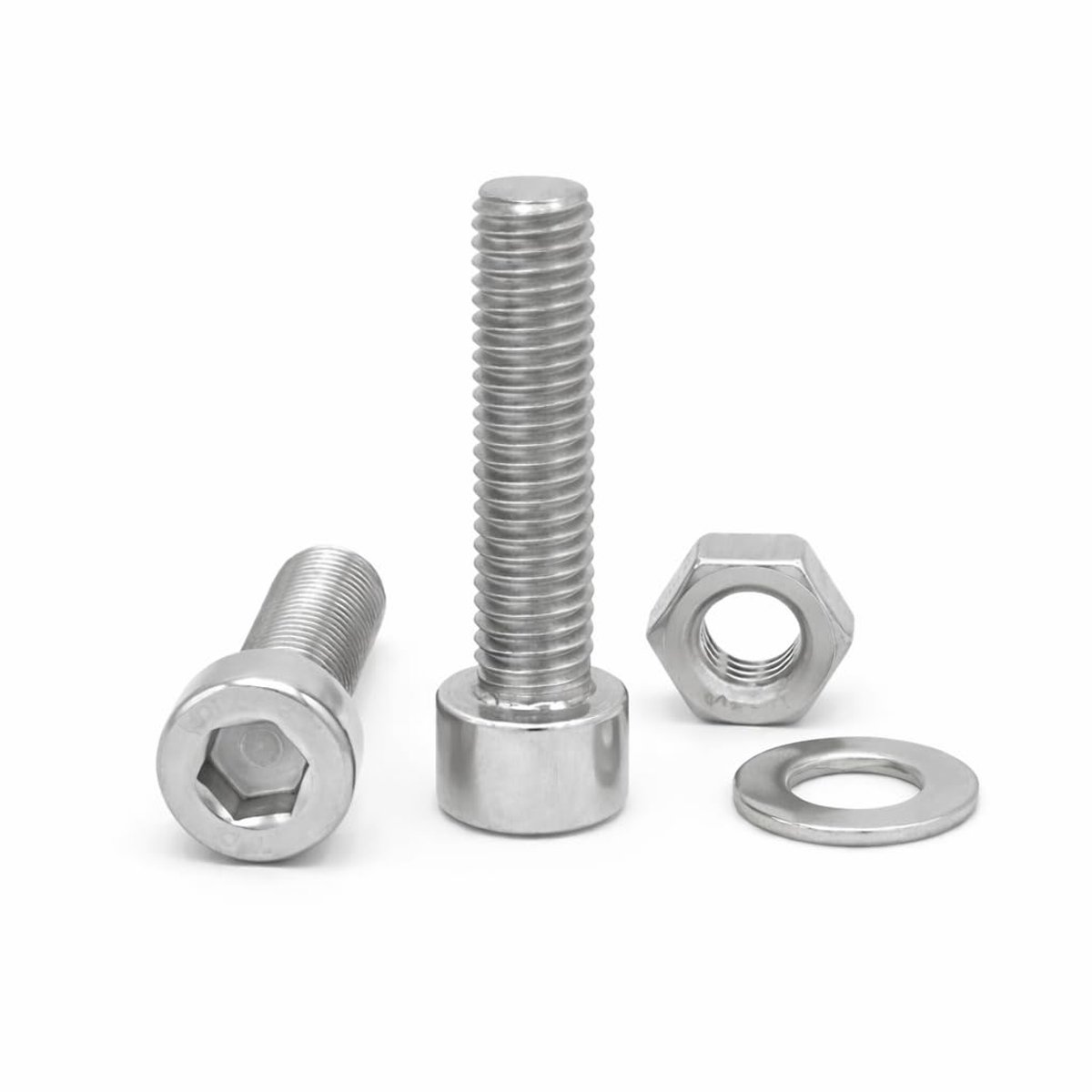 Btr roestvrij staal AISI 304 (A2). Meet M5 x 12 mm. Inclusief 100 schroeven met 100 moeren en 100 sluitringen (60 stuks). Volledige schroefdraad