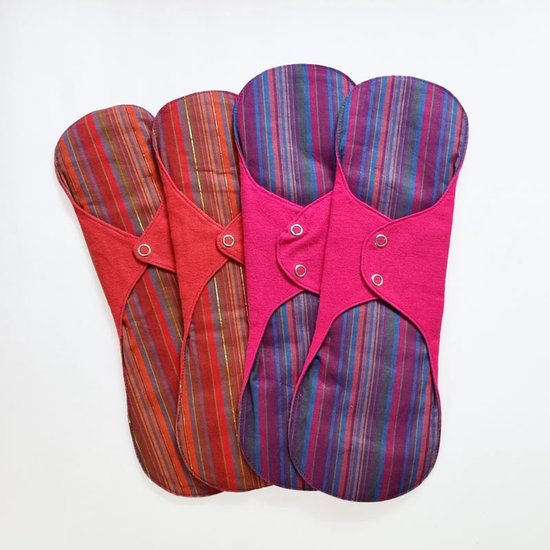 Vier herbruikbare Eco Femme maandverbanden, twee rood en twee met een paars/blauwe streep, met drukknopen.