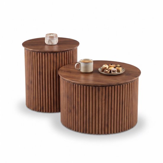 Twee ronde walnoothouten salontafels met geribbelde basis, een kopje koffie en een bord met lekkernijen.