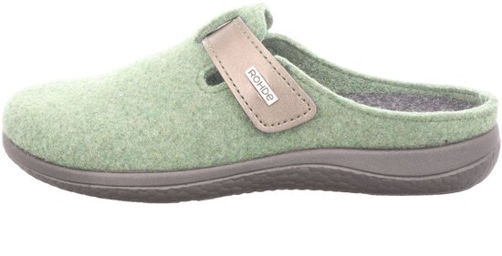 Groene vilten Rohde damespantoffel met een bruine band en zool, en een klittenbandsluiting.