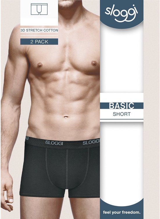 Model draagt een zwarte Sloggi Basic short met 3D stretch katoen, 2-pack verpakking.