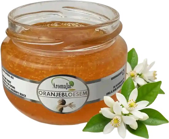 Glazen pot met oranje geurgel, gelabeld Aromajar Oranjebloesem, naast takjes met witte bloemen.