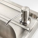 Roestvrijstalen inbouwzeepdispenser gemonteerd op een metalen gootsteen.