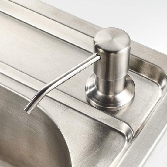 Roestvrijstalen inbouwzeepdispenser gemonteerd op een metalen gootsteen.