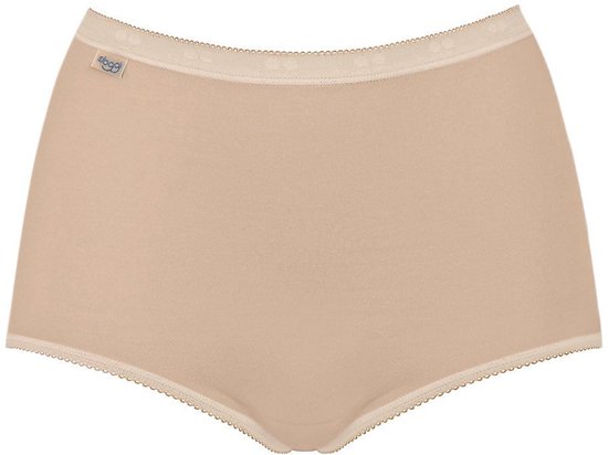 Beige Sloggi Maxi slip met een elastische tailleband, subtiel logo en verfijnde kanten randjes bij de openingen.