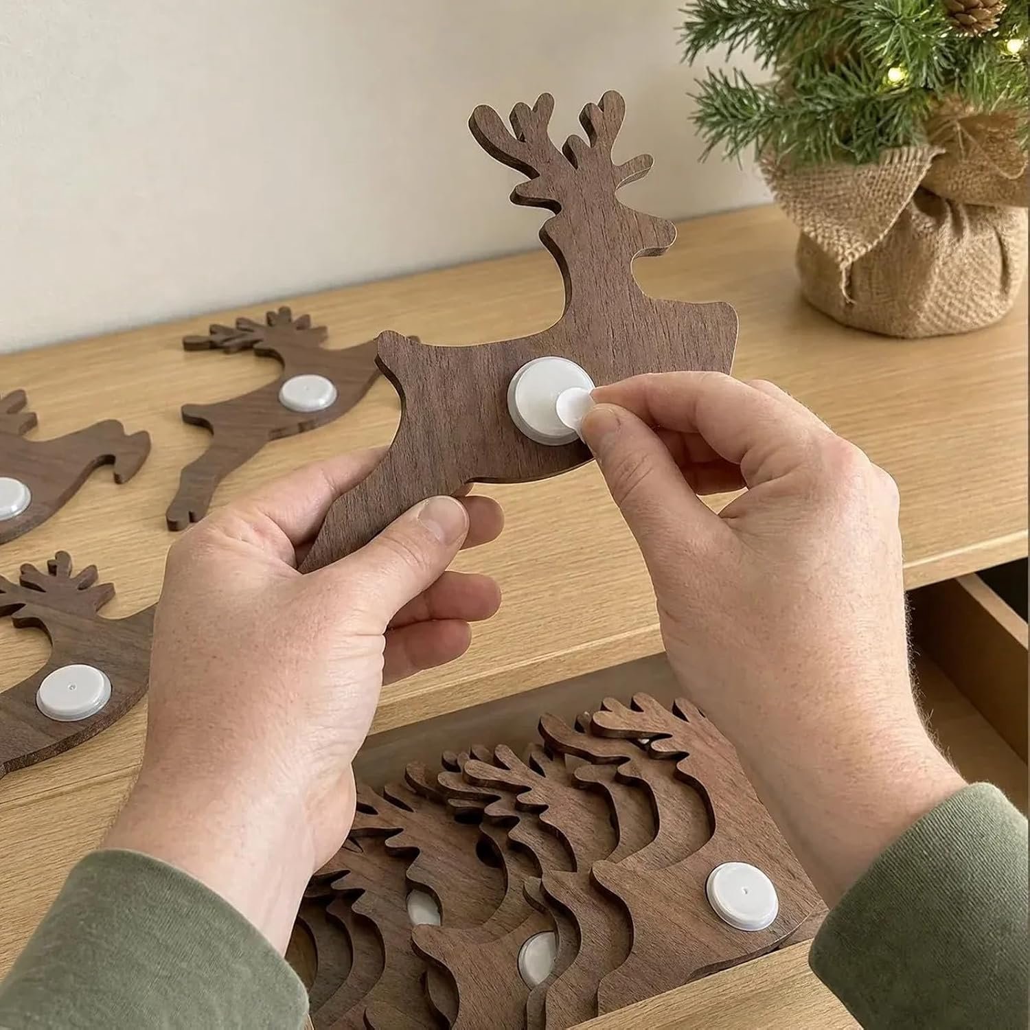 Wanddecoratie - Lichtende rendieren - Kerstversiering - De Kerstman + 6 rendieren - 3D houten kerst silhouet - Werkt op batterijen - met afstandsbediening - Onafhankelijk licht - Zelfklevend - Wandlamp - Voor Woonkamer, Slaapkamer, Gang & Schouw – foto 3