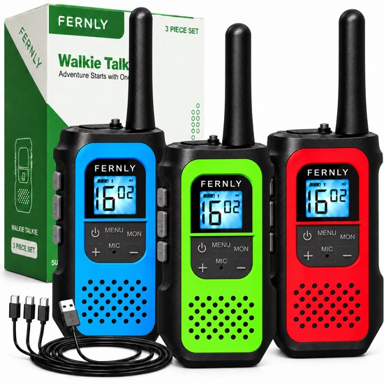 Drie Fernly walkietalkies in blauw, groen en rood met LCD-schermen, oplaadkabel en verpakking.