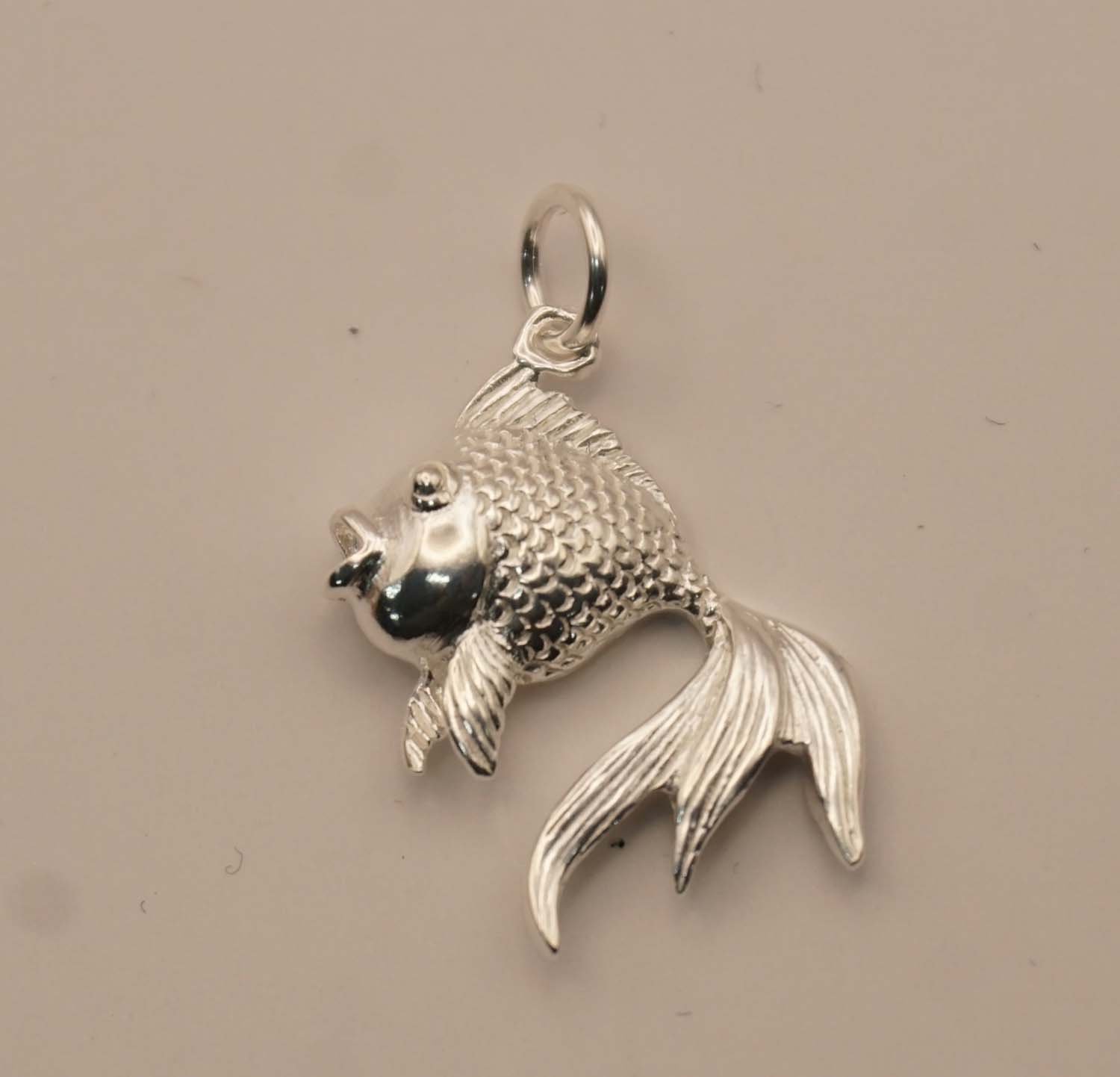 Zilveren hanger vis - sterling zilveren hanger sierlijke vis - visje voor aan ketting - vis pendant gemaakt van 925 zilver voor aan collier - zeeleven hanger - sierlijke zeeleven hals hanger
