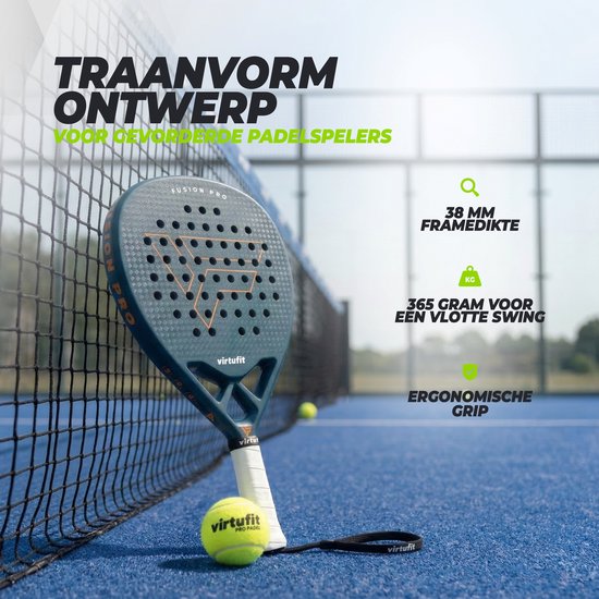 Blauw VirtuFit Fusion Pro padelracket met traanvormig ontwerp op een padelbaan met een bal.