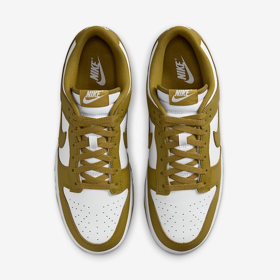 Bovenaanzicht van olijfgroene en witte Nike Dunk Low sneakers met veters.