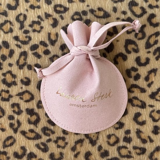 Roze fluwelen juwelendoosje met gouden opdruk 'Lauren Sterk amsterdam'.