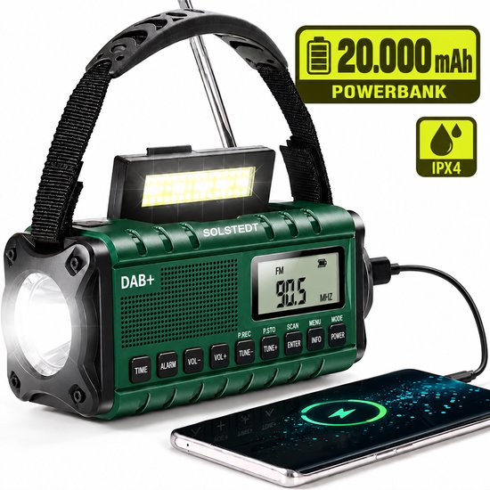Groene Solstedt noodradio met 20.000mAh powerbankfunctie, oplaadkabel, zaklamp en IPX4 spatwaterbestendigheid.