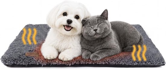 Witte hond en grijze kat liggen samen op een zachte, grijze zelfverwarmende huisdiermat met warmte-icoontjes.