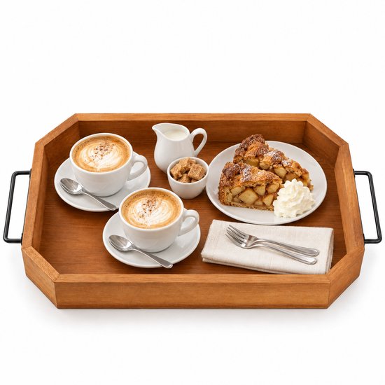 Houten dienblad gevuld met twee kopjes koffie, een schaaltje suiker, melkkan en taartjes op een witte achtergrond.