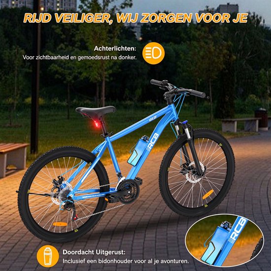 Blauwe RCB GK2 mountainbike in de avond, met achterlicht en bijgeleverde bidonhouder voor extra gemak.