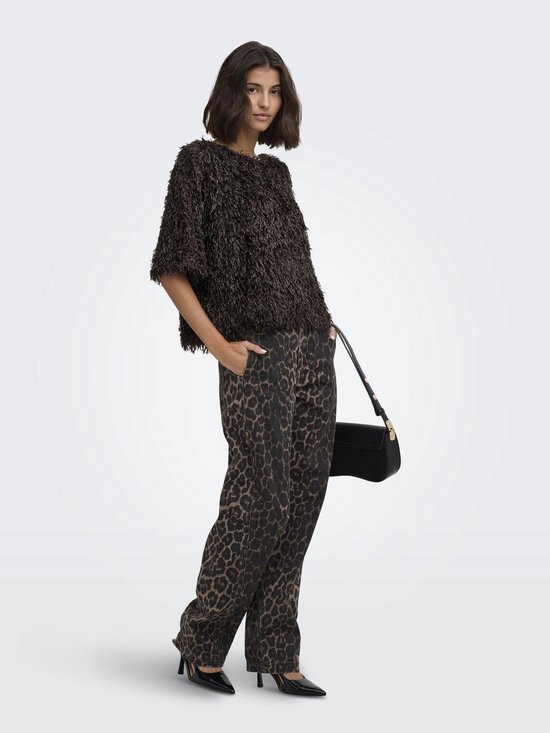 Model draagt een JDY barrel jeans met luipaardprint, gecombineerd met een donkerbruine pluizige top en zwarte pumps.
