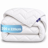 Wit dekbed met chevron-patroon, opgevouwen met een label '200 x 220cm'.