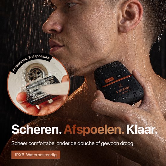 Man scheert zich in de douche met het zwarte Viking Mini scheerapparaat. Inzet: het scheerhoofd wordt afgespoeld onder de kraan.