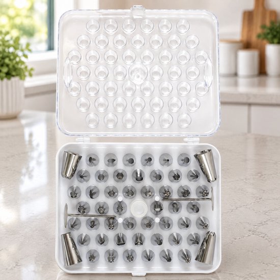 Een witte, kunststof bewaarkist met 55 metalen spuitmondjes voor het versieren van taarten en cupcakes.