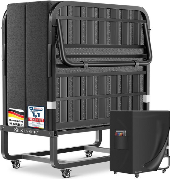 Een donkergrijs Kesser® opklapbed dichtgeklapt met beschermhoes. Het bed heeft een metalen frame en wieltjes.