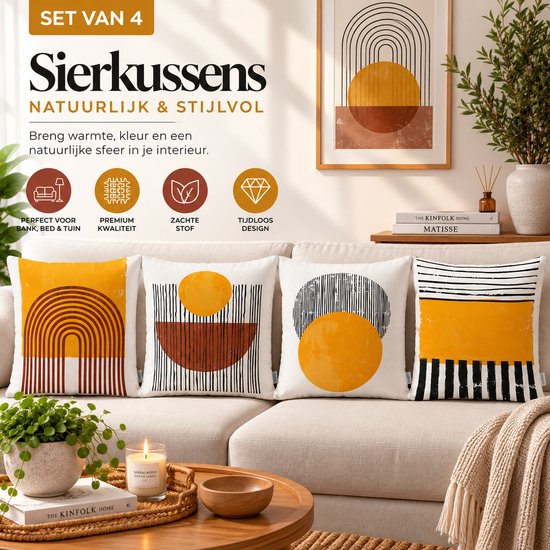 Set van 4 sierkussens met abstracte prints: bruine en gele bogen, geometrische vormen en strepen op witte ondergrond.