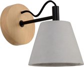 Een grijze, conische lampenkap van beton, bevestigd aan een ronde, houten wandplaat met een zwarte arm en kabel.
